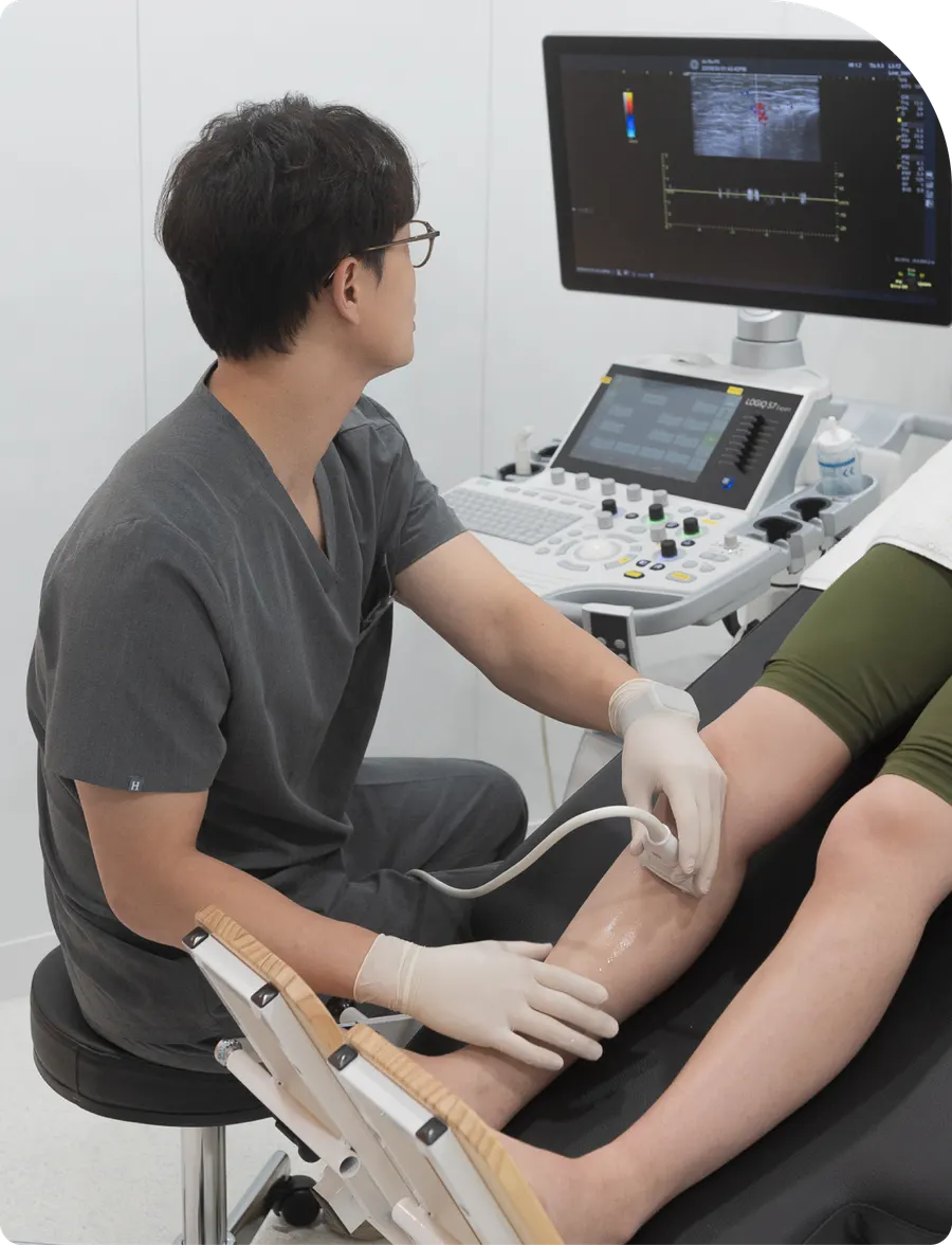 다리핏의원 전문의가 도플러 초음파 장비로 환자의 다리 정맥 역류를 직접 검사하는 정밀 진단 장면